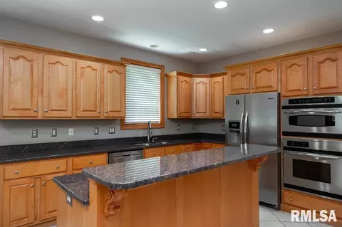 Kitchen - 6918 W Saddlebrook Dr, Mapleton, IL 61547 photo 3 of 7