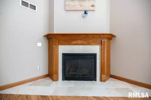 Living - 6918 W Saddlebrook Dr, Mapleton, IL 61547 photo 3 of 9