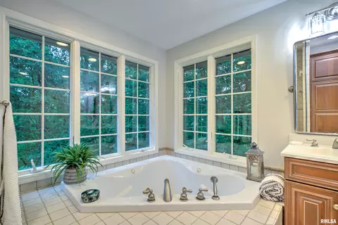 Bath - 112 W Greystone Ct, Dunlap, IL 61525 photo 3 of 7