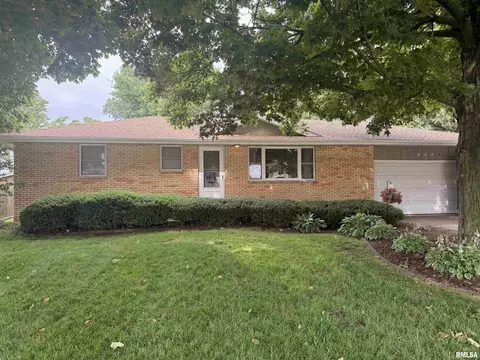 1114 S Main St, Washington, IL 61571