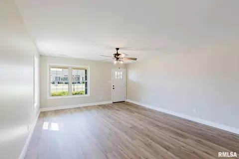 Living - 3216 Palomino Ct, Herrin, IL 62948 photo 3 of 5