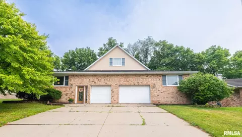 2424 Maywood Ave, Pekin, IL 61554