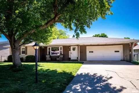 415 Ridgecrest Dr, Washington, IL 61571