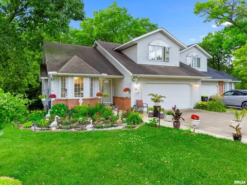 702 Woodland Knolls Rd, Germantown Hills, IL 61548
