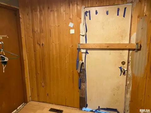 Entry Way - 1019 E Walnut St, Canton, IL 61520 photo 3 of 3
