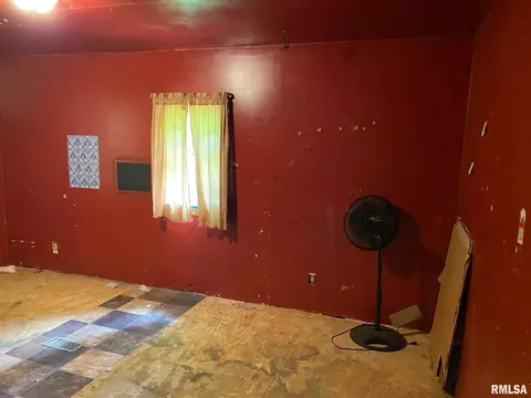 Bedroom - 1019 E Walnut St, Canton, IL 61520 photo 2 of 4