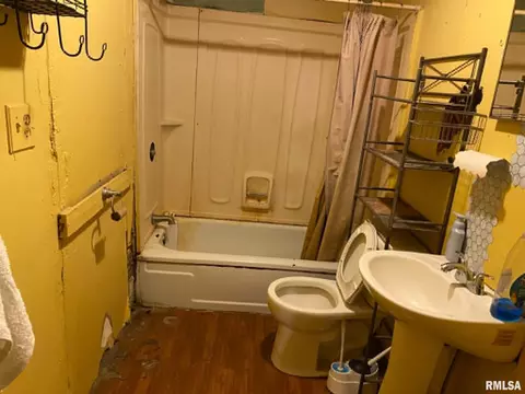 Bath - 1019 E Walnut St, Canton, IL 61520 photo 1 of 1