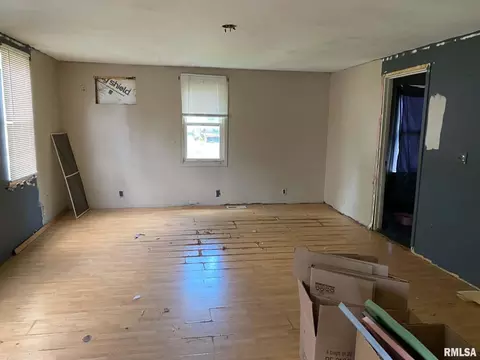 Living - 1019 E Walnut St, Canton, IL 61520 photo 2 of 3