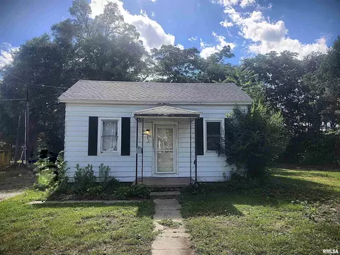 1021 Maple St, Pekin, IL 61554
