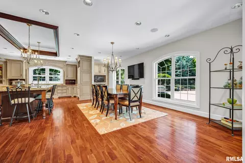 Dining - 800 Bayside Dr, Germantown Hills, IL 61548 photo 1 of 5