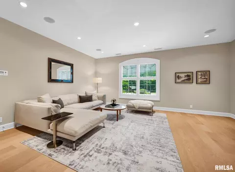 Living - 800 Bayside Dr, Germantown Hills, IL 61548 photo 6 of 9