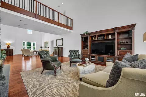 Living - 800 Bayside Dr, Germantown Hills, IL 61548 photo 2 of 9
