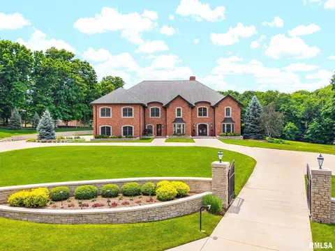 Exterior - 800 Bayside Dr, Germantown Hills, IL 61548 photo 2 of 13