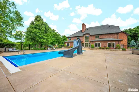 Exterior - 800 Bayside Dr, Germantown Hills, IL 61548 photo 5 of 13