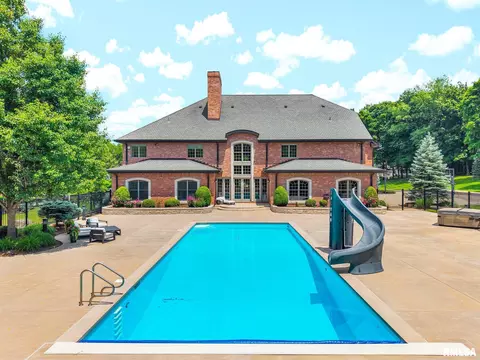 Exterior - 800 Bayside Dr, Germantown Hills, IL 61548 photo 4 of 13