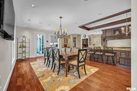Dining - 800 Bayside Dr, Germantown Hills, IL 61548 photo 3 of 5