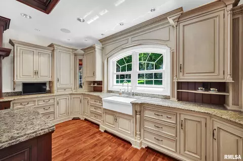 Kitchen - 800 Bayside Dr, Germantown Hills, IL 61548 photo 3 of 8
