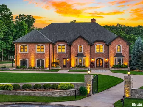 800 Bayside Dr, Germantown Hills, IL 61548