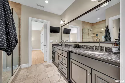 Bath - 800 Bayside Dr, Germantown Hills, IL 61548 photo 8 of 9