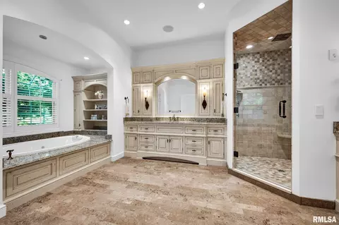 Bath - 800 Bayside Dr, Germantown Hills, IL 61548 photo 2 of 9