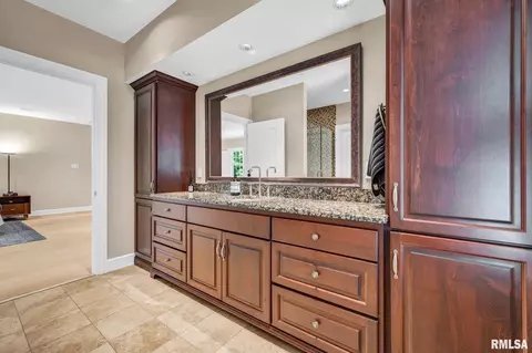 Bath - 800 Bayside Dr, Germantown Hills, IL 61548 photo 7 of 9