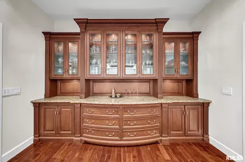 Dining - 800 Bayside Dr, Germantown Hills, IL 61548 photo 4 of 5