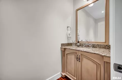 Bath - 800 Bayside Dr, Germantown Hills, IL 61548 photo 4 of 9