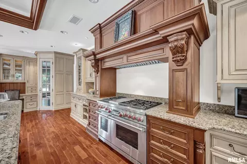 Kitchen - 800 Bayside Dr, Germantown Hills, IL 61548 photo 7 of 8