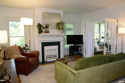 Living - 439 N Mcarthur St, Macomb, IL 61455 photo 2 of 5