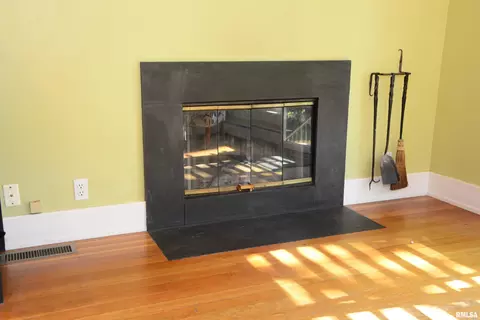 Living - 439 N Mcarthur St, Macomb, IL 61455 photo 4 of 5