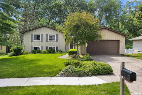 6307 N Post Oak Rd, Peoria, IL 61615
