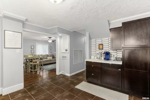 Entry Way - 406 E Bullock St, Eureka, IL 61530 photo 2 of 4
