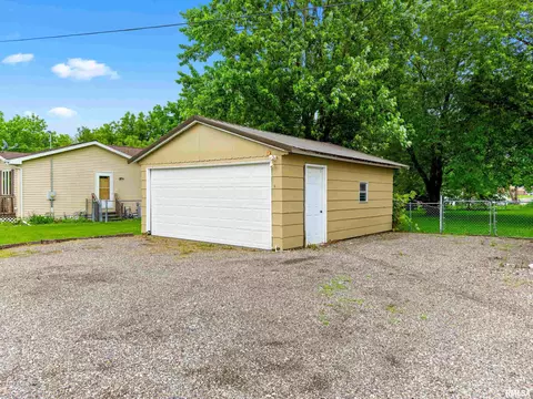Exterior - 406 E Bullock St, Eureka, IL 61530 photo 3 of 8