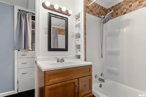 Bath - 406 E Bullock St, Eureka, IL 61530 photo 1 of 1