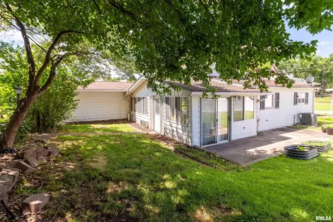 Exterior - 1408 Mchaney St, Eldorado, IL 62930 photo 4 of 6