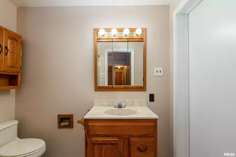 Bath - 1408 Mchaney St, Eldorado, IL 62930 photo 1 of 5