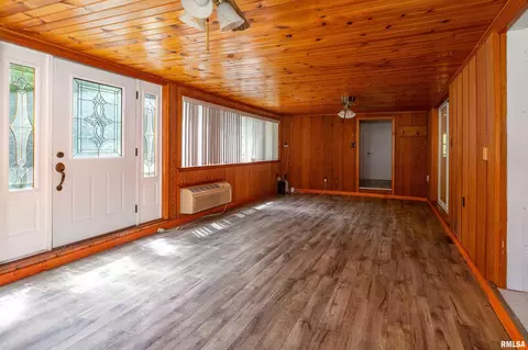 Living - 1408 Mchaney St, Eldorado, IL 62930 photo 3 of 4