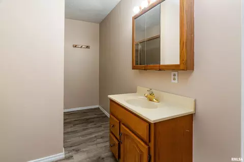 Bath - 1408 Mchaney St, Eldorado, IL 62930 photo 3 of 5