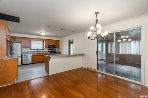 Dining - 1408 Mchaney St, Eldorado, IL 62930 photo 1 of 1