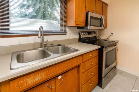 Kitchen - 1408 Mchaney St, Eldorado, IL 62930 photo 5 of 5