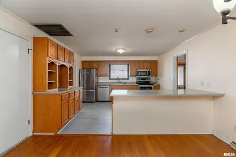 Kitchen - 1408 Mchaney St, Eldorado, IL 62930 photo 1 of 5
