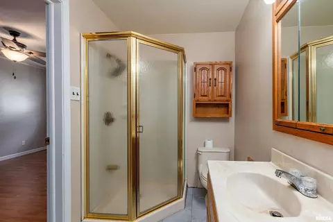 Bath - 1408 Mchaney St, Eldorado, IL 62930 photo 2 of 5