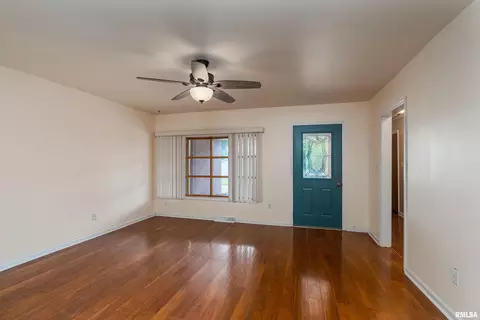Living - 1408 Mchaney St, Eldorado, IL 62930 photo 1 of 4