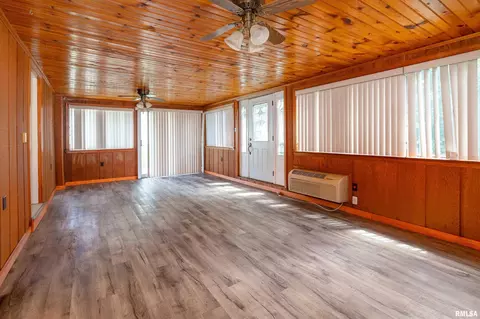 Living - 1408 Mchaney St, Eldorado, IL 62930 photo 4 of 4
