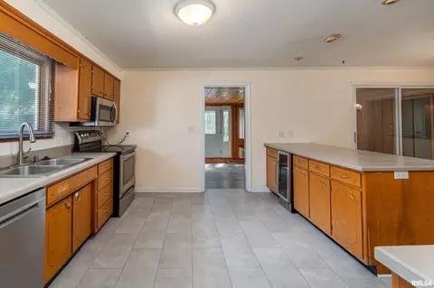Kitchen - 1408 Mchaney St, Eldorado, IL 62930 photo 3 of 5