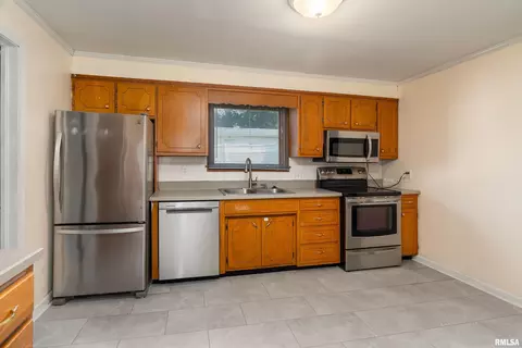 Kitchen - 1408 Mchaney St, Eldorado, IL 62930 photo 2 of 5