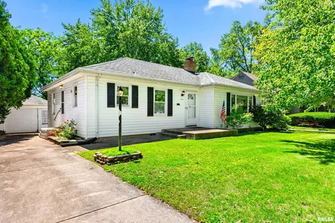 4134 N Chelsea Pl, Peoria, IL 61614