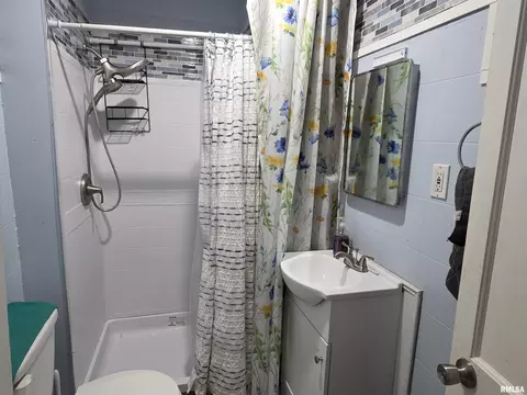 Bath - 308 S Bonham St, Macomb, IL 61455 photo 2 of 4
