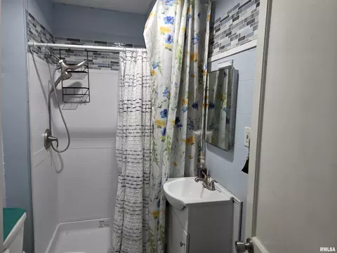Bath - 308 S Bonham St, Macomb, IL 61455 photo 4 of 4