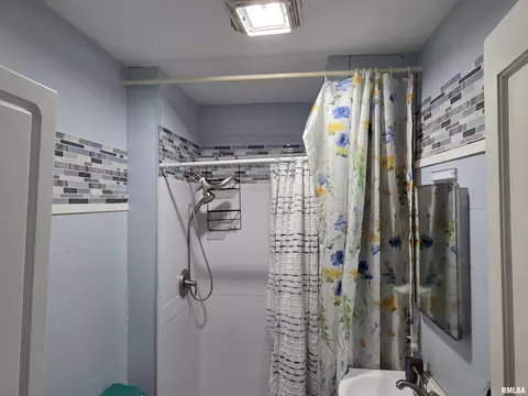 Bath - 308 S Bonham St, Macomb, IL 61455 photo 3 of 4